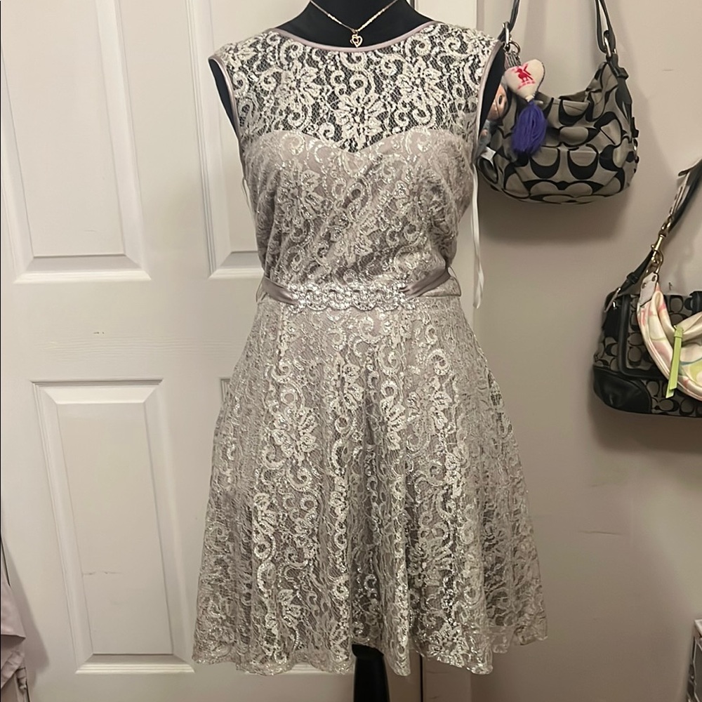 Elegant Lace Sleeveless Dress - Cream